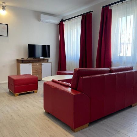 Newly Renovated 2 Rooms Apartment Downtown Nitra Exterior photo