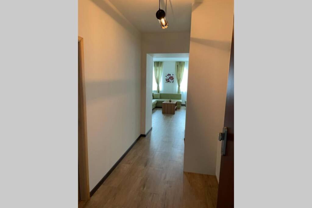 Newly Renovated 2 Rooms Apartment Downtown Nitra Exterior photo